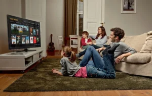 Dansk familie ser IPTV Danmark i 4K på smart-TV i stuen med IPTV dansk abonnement